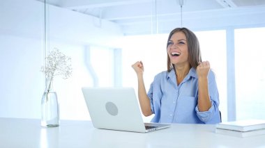 Mutlu kadın projesi, başarı başarısını kutluyor