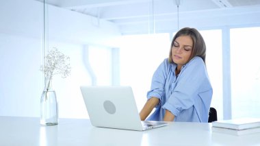 Rahatlatıcı, boyun ağrısı iş yerinde yorgun kadın