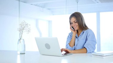 Cep telefonu üzerinde konuşurken, yeni Plan tartışmaya genç kadın