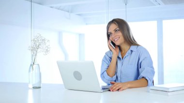 Telefon işinde, pozitif konuşan kadın cevap