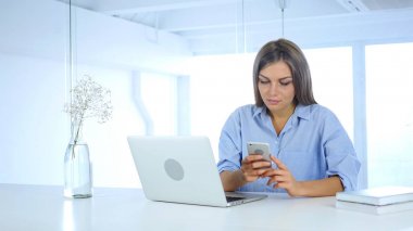 Smartphone cep telefonu ile Internet tarama, tipik haber kadın