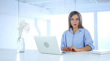 Genç kadın şok iş, şaşırmış gibi el hareketi