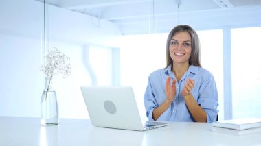 Office, sonra İşte güzel kadın alkış alkış