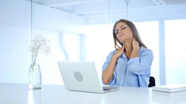 İşyerinde ofiste dizüstü bilgisayar üzerinde çalışan yorgun kadın rahatlatıcı