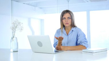 Hayal kırıklığına uğramış kızgın kadın iş yerinde, agresif söz