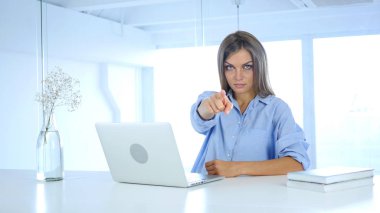 Office iş yerinde kamera işaret kadın