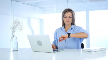 Müşteri, zaman nöbette arayan kadın iş bekliyor