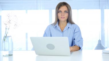 Olgun genç kadın kamera doğru seyir iş başında