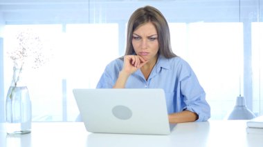 Yaratıcı kadın tasarımcı düşünme ve çevrimiçi çalışıyorsanız