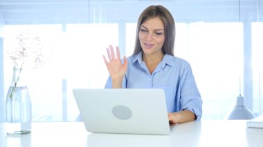 Yaratıcı tasarımcı, kadın işçi tarafından iş yerinde görüntülü sohbet