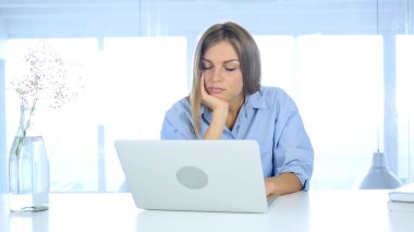 Uyuyan kadın ofis, iş yükü yorgun