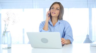 Telefonda iş yerinde müşteri ile konuşurken, iş anlaşması