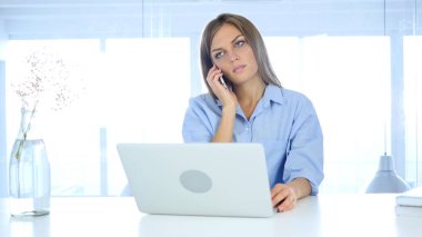 Kadın telefonda müşteri, iş anlaşması ile iş yerinde söz