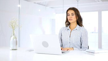 Dizüstü bilgisayar, sorunları sürü çalışan üzgün üzgün kadın