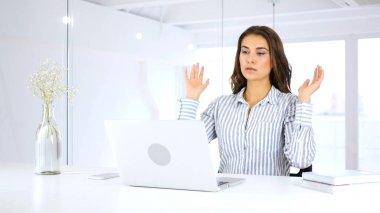 Laptop Tradegic kaybı için tepki, çalışan kadın