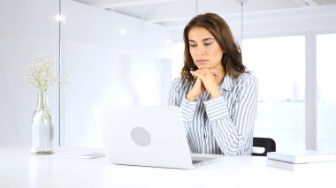 Düşünme ve planlama iş yerinde çalışan dalgın kadın