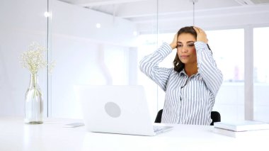 İş kaybı kadın iş yerinde tarafından laptop bir tepki