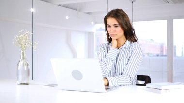 Rahatlatıcı, boyun ağrısı iş yerinde yorgun kadın