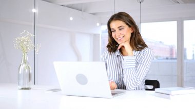 Mutlu kadın ekran dizüstü bilgisayar, iş için görüntülü sohbet bakarak