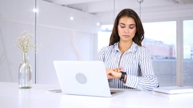 Genç kadın Smartwatch, oturma içinde yazıhane kullanma