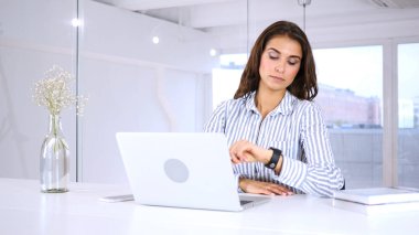 Müşteri, zaman nöbette arayan kadın iş bekliyor