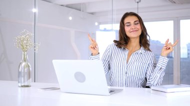 Güzel kadın iş yerinde dans, müzik dinleme ve hayattan zevk