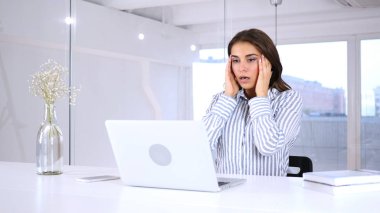 Genç kadın iş yerinde şok el hareketi şaşkınlık, hayret