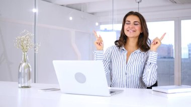 Çalışma, müzik dinlemek ve dans güzel kadın
