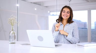 Kadın iş ofiste iş molası sırasında müzik dans