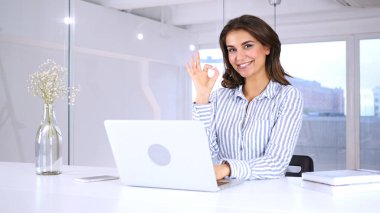 İş yerinde sorun işareti işaret genç kadını tatmin