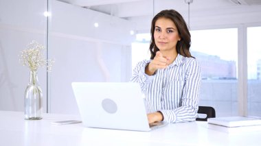 Office iş yerinde kamera işaret kadın