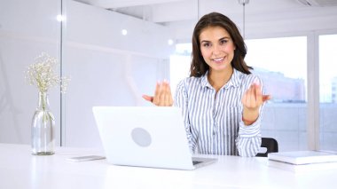 Kadın ofiste müşteriler her iki el ile davet