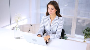 Kadın laptop ofisinde çalışan meşgul