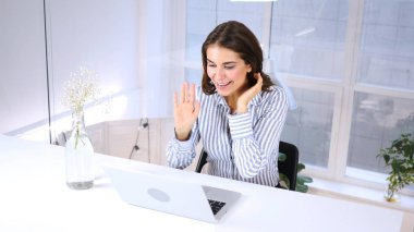 Laptop, kadın ofiste Online söz görüntülü sohbet