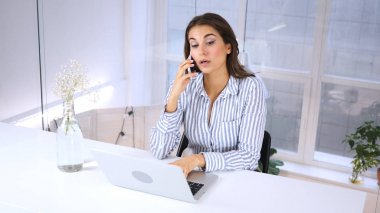 Kadın söz telefon iş yerinde, smartphone cep telefonu ile müzakere