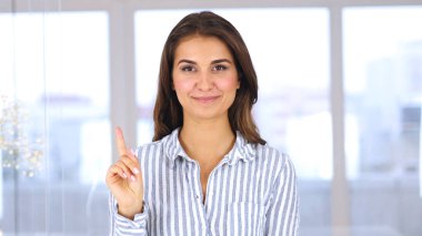 Güzel kadın iş yerinde reddetme reddetmek için parmak sallayarak