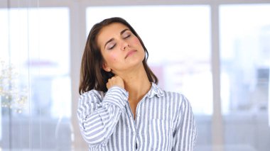 Yorgun yaratıcı tasarımcı kadın iş yerinde, portre