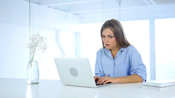 Сердиться жінка збирається Crazy для трагедією, працюючи на ноутбуці — стокове фото