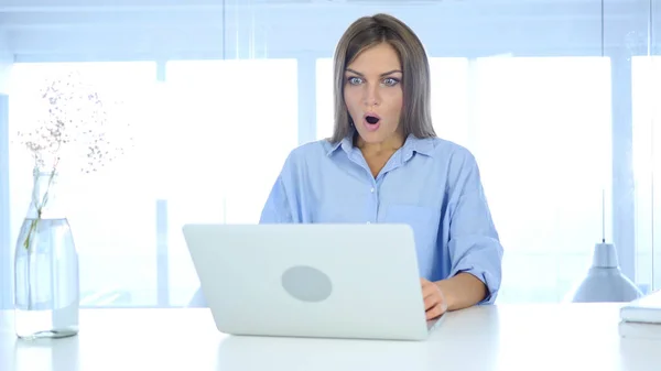 Young Woman Gesturing Shock at Work, Astonished — Stock Photo, Image