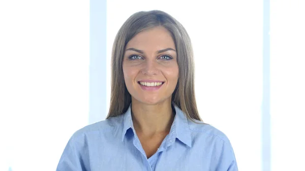 Porträt einer schönen lächelnden Frau, die im Büro in die Kamera schaut — Stockfoto
