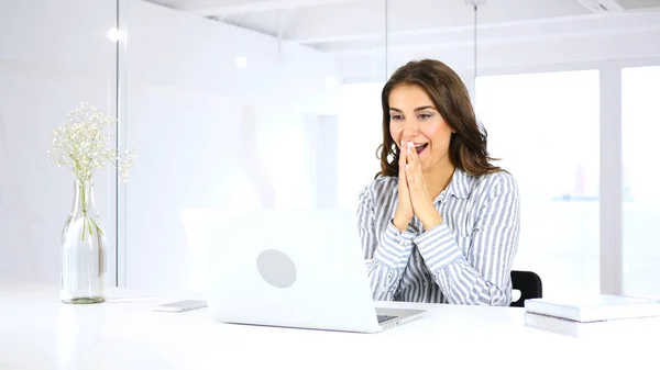 Heyecanlı kadın mutlu onun proje başarısı için tepki