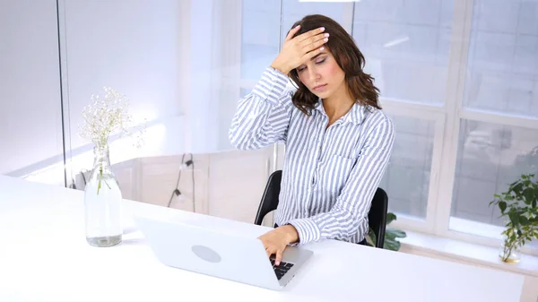 Nervózní mladá žena s bolestí hlavy, stres — Stock fotografie