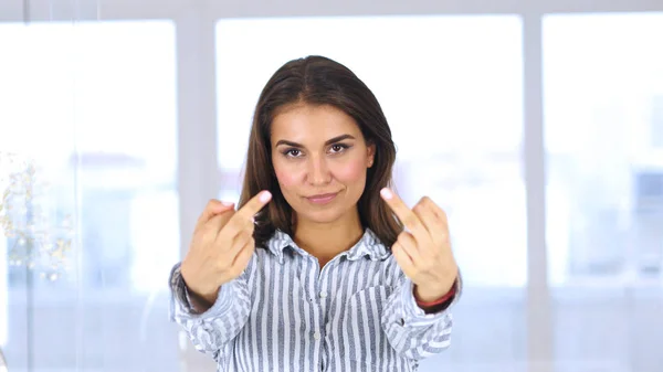Naštvaná žena ukazuje prostředníček v hněvu — Stock fotografie
