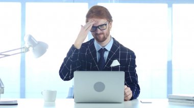 Kızıl saçlı işadamı ile baş ağrısı, gerginlik ve stres