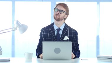 Kızıl saçlı işadamı yeni fikir planlama düşüncelerinde kaybetti