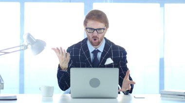 Kızıl saçlı işadamı iş kaybı için tepki, kızgın