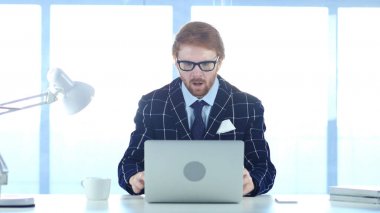 Şok, hayrete ve merak Kızıl saçlı adam