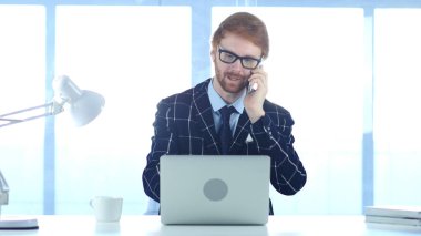 Evet, iş yerinde arama katılıyor redhead iş adamı