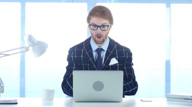 Kızıl saçlı işadamı şok, iş yerinde merak