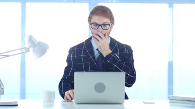 Kızıl saçlı işadamı şok, hayrete ağzı üzerinde el ile